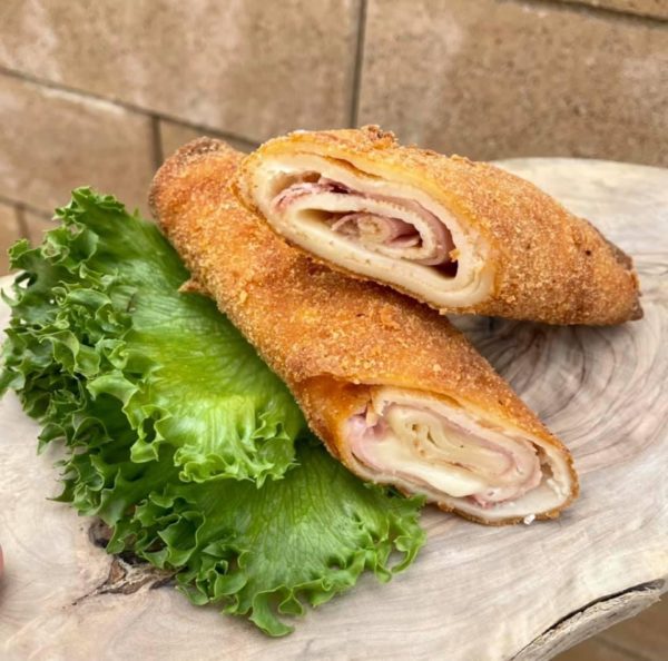 Vyprážaná palacinka plnená šunkou a syrom Gouda